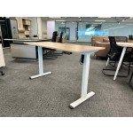 Meja kerja single  dengan fitur naik-turun  (height-adjustable desk).